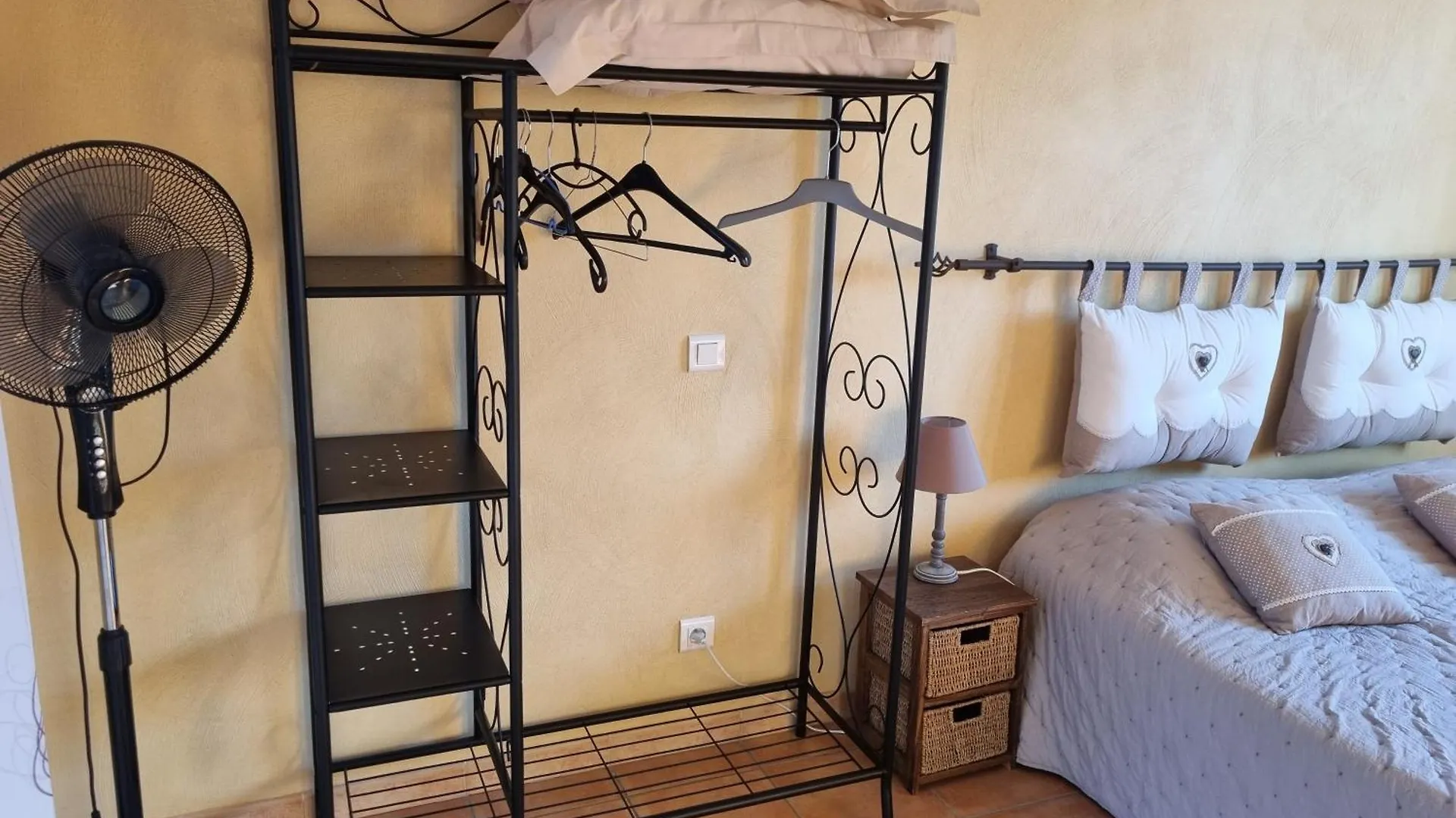 Konukevi La Fanette Otel Montbrison-sur-Lez Fransa